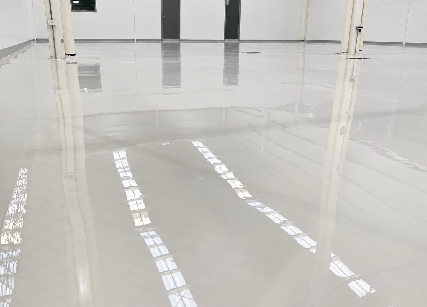 Epóxico autonivelante — Epoxher pisos industriales Mexicali